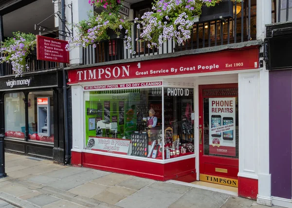 Chester, İngiltere: 6 Ağustos 2018: Timpson mağaza Chester şehir merkezinde. Timpson uzmanlaşma ayakkabı tamir ve anahtar kesme. Onlar adapte olması ve aynı zamanda cep telefonu tamir diğerleri arasında gerçekleştirmek.