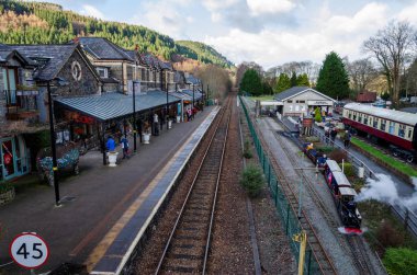 Bir Betws Y Coed ana hat tren istasyonu ve minyatür buhar hattı.