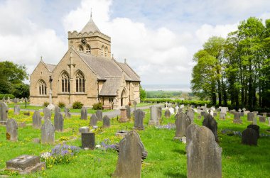 Halkyn St Mary Kilisesi, Gotik canlanma tarzında mükemmel bir Viktorya kilisesi.