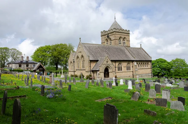 Halkyn St Mary Kilisesi, Gotik canlanma tarzında mükemmel bir Viktorya kilisesi.