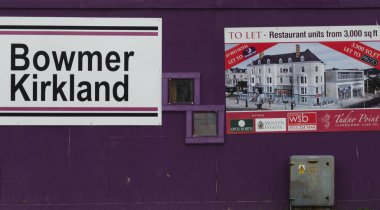 Llandudno, İngiltere - 27 Ağustos 2019: Tarihi Tudno Castle Hotel'in bulunduğu bölgede yeniden geliştirme çalışmaları devam etmektedir. Site istifler görülen tamamlanmış çalışma bir aritsts izlenim.