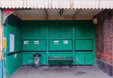 Pensarn, Abergele, İngiltere: 19 Ağustos 2019: Abergele ve Pensarn tren istasyonu eski moda bir açık hava bekleme alanına sahiptir.