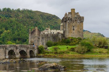 Dornie, Lochalsh, İskoçya, İngiltere: 22 Eylül 2017: Eilean Donan Kalesi, Lochs, Loch Alsh, Loch Long ve Loch Duich Gölü 'nün buluşma noktasında bir ada üzerine inşa edilmiştir.. 