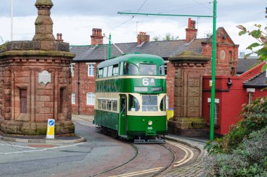 Birkenhead, İngiltere: 1 Ekim 2017: Bir tramvay, Wirral Taşımacılık Müzesi 'nin açılış gününde Heritage Tramvayı ile Woodside Feribot Terminaline yolcu taşımaktadır.