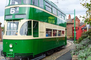 Birkenhead, İngiltere: 1 Ekim 2017: Bir tramvay, Wirral Taşımacılık Müzesi 'nin açılış gününde Heritage Tramvayı ile Woodside Feribot Terminaline yolcu taşımaktadır.
