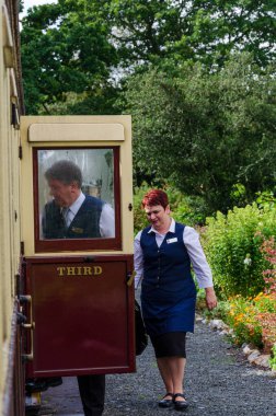 Ffestiniog, Kuzey Galler, Birleşik Krallık: 14 Eylül 2017: Ffestiniog dar ölçü demiryolundaki işçiler buhar trenleri yol boyunca bir istasyonda beklerken görevlerini yerine getirirler.