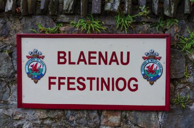 Blaenau Ffestiniog, Kuzey Galler, İngiltere: Bölüm 14, 2017: Blaenau Ffestiniog kasabasının adını taşıyan bir tabela, turistler arasında popüler bir dar ölçü hattı olan Ffestiniog Demiryolu 'nda görüldü..