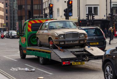 Londra, Birleşik Krallık: 2 Aralık 2017: 1979 Vanden Plas 1.5 litrelik bir bar arabası taşıyan bir motorlu araç Londra şehir merkezinde görüldü. Araba daha çok Austin Allegro olarak biliniyordu..