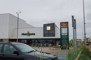New Brighton, İngiltere: 3 Haziran 2020: Morrisons süpermarketinin önündeki indirme ve toplama noktası kapatıldı ve sosyal mesafeye yardım etmek için kapatıldı.
