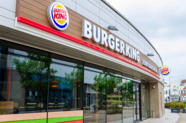 New Brighton, İngiltere: 3 Haziran 2020: Covid Salgını nedeniyle kapalı olan Burger King 'in genel sokak manzarası