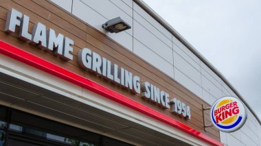 New Brighton, İngiltere: 3 Haziran 2020: Şirketin logosu ve Burger King restoranının genel görünümü