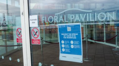 New Brighton, İngiltere: 3 Haziran 2020: The Floral Pavilion 'un vitrininde sergilenen bir poster, şirketin kapandığını belirtiyor. Bu covid-19 salgınından dolayı.