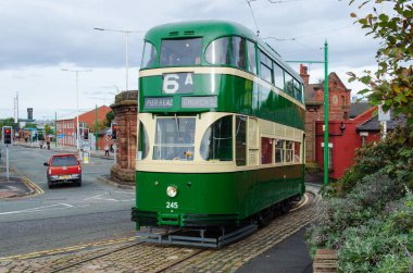 Birkenhead, İngiltere: 1 Ekim 2017: Bir tramvay, Wirral Taşımacılık Müzesi 'nin açılış gününde Heritage Tramvayı ile Woodside Feribot Terminaline yolcu taşımaktadır.