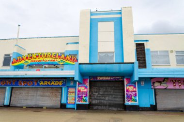 New Brighton, İngiltere: 3 Haziran 2020: Bir sokak görüntüsü, Corona virüsü salgınının, yasa gereği geçici olarak kapanması gereken şirketler üzerindeki etkisini gösteriyor. Deniz kenarı eğlence salonları normalde açık olurdu..