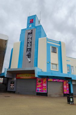 New Brighton, İngiltere: 3 Haziran 2020: Bir sokak görüntüsü, Corona virüsü salgınının, yasa gereği geçici olarak kapanması gereken şirketler üzerindeki etkisini gösteriyor. Deniz kenarı eğlence salonları normalde açık olurdu..