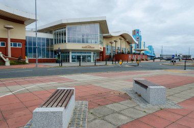 New Brighton, İngiltere: 3 Haziran 2020: Bir sokak görüntüsü, Corona virüsünün geçici olarak kapanması için gerekli olan şirketler üzerinde etkisini gösteriyor. Çiçek Pavilyon Tiyatrosu ve Konferans Merkezi.