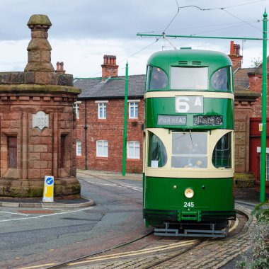 Birkenhead, İngiltere: 1 Ekim 2017: Bir tramvay, Wirral Taşımacılık Müzesi 'nin açılış gününde Heritage Tramvayı ile Woodside Feribot Terminaline yolcu taşımaktadır.