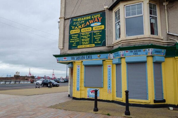 Нью-Брайтон, Великобритания: 3 июня 2020: Вид на улицу показывает влияние пандемии вируса Короны на предприятия, которые по закону должны временно закрыться
.