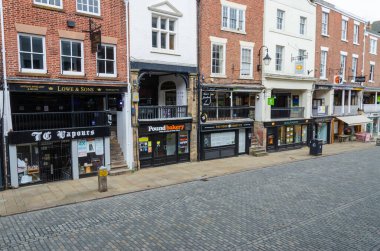 Chester, UK: 14 Haziran 2020: Pazar öğleden sonra Chester City 'nin genel sokak manzarası. Covid-19 kısıtlamaları nedeniyle pek çok dükkan ve restoran kapalı ve çok az kişi.