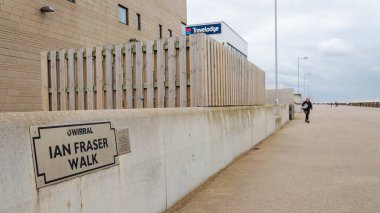 New Brighton, İngiltere: 3 Haziran 2020: Ian Fraser Walk Marine Lake ve Marine Point yakınlarındaki gezinti güvertesine verilen isimdir. Ian Fraser, Victoria Haçı ile ödüllendirilen yerel bir bölge sakini ve yargıcıydı.
