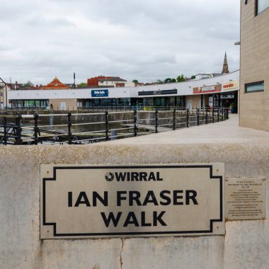 New Brighton, İngiltere: 3 Haziran 2020: Ian Fraser Walk Marine Lake ve Marine Point yakınlarındaki gezinti güvertesine verilen isimdir. Ian Fraser, Victoria Haçı ile ödüllendirilen yerel bir bölge sakini ve yargıcıydı.