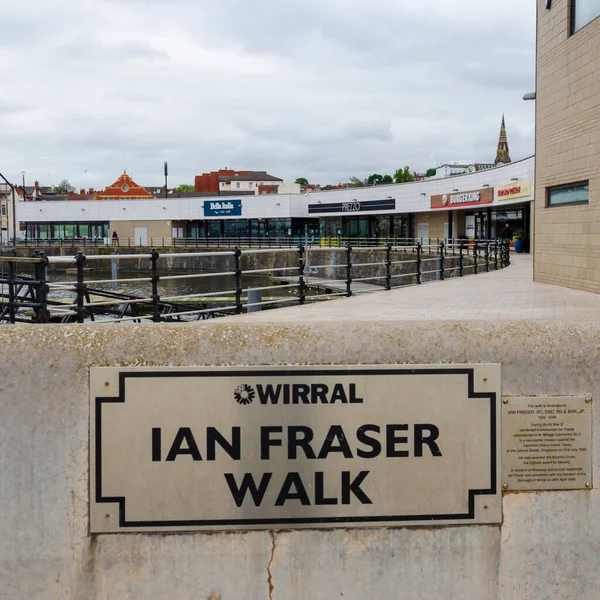 New Brighton, İngiltere: 3 Haziran 2020: Ian Fraser Walk Marine Lake ve Marine Point yakınlarındaki gezinti güvertesine verilen isimdir. Ian Fraser, Victoria Haçı ile ödüllendirilen yerel bir bölge sakini ve yargıcıydı.