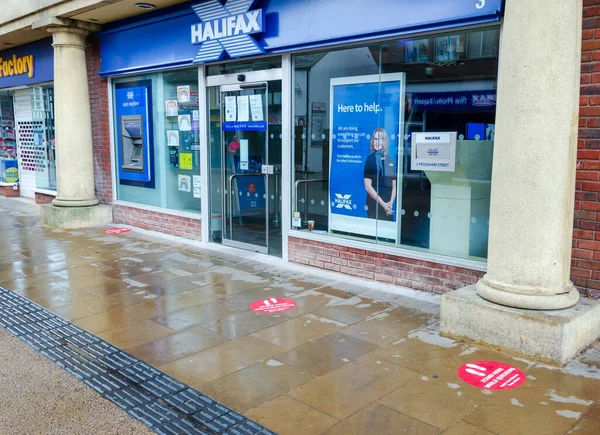 Chester, UK: 14 Haziran 2020: Bir Halifax Bankası, Chester şubesinin dışında müşterilerin doğru sosyal mesafeyi korumasına yardımcı olmak için kaldırımda işaretler bıraktı.