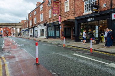 Chester, UK: 14 Haziran 2020: Covid-19 salgınından dolayı toplumsal mesafeye izin vermek için Chester City Merkezi 'nin bazı trafik ve yaya kısıtlamalarını gösteren genel bir sokak manzarası