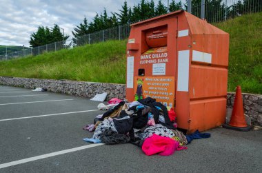Prestatyn, Wales UK: 7 Haziran 2020: Bir hayır kurumu giyim bankası dolup taşıyor. Naylon poşetlerdeki aşırı bağışların yanı sıra...