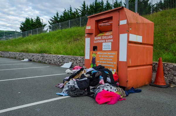Prestatyn, Wales UK: 7 Haziran 2020: Bir hayır kurumu giyim bankası dolup taşıyor. Naylon poşetlerdeki aşırı bağışların yanı sıra...