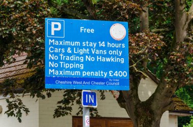 Parkgate, İngiltere: 17 Haziran 2020: Ücretsiz bir otoparkın girişinde sıradışı bir bilgi işareti. Kısıtlamalar arasında en fazla 14 saat kalmak var..