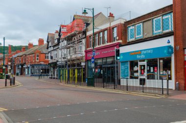 Prestatyn, İngiltere: Haziran 06, 2020: Akşam saatlerinde High Street 'in genel manzarası. Bir Rowlands Kimyagerleri ve Ev Pazarlığı Mağazası görünür.