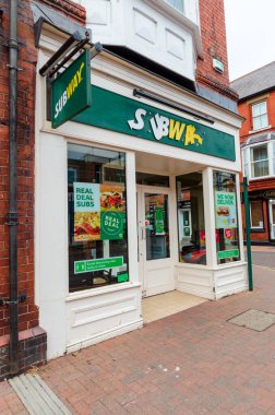 Prestatyn, İngiltere: Haziran 06, 2020: Uluslararası fast food perakendecisi Subway 'in bir şubesi dağıtım hizmeti için reklamlar sergiliyor