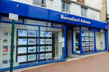 Prestatyn, İngiltere: Haziran 06, 2020: Beresford Adams Kuzey Galler ve Chester 'da şubeleri olan bölgesel bir emlakçı. Bu onların Prestatyn şubesi..