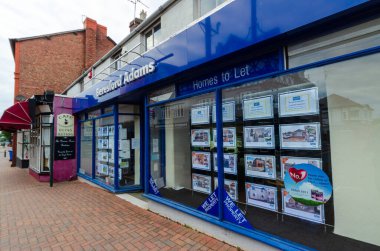 Prestatyn, İngiltere: Haziran 06, 2020: Beresford Adams Kuzey Galler ve Chester 'da şubeleri olan bölgesel bir emlakçı. Bu onların Prestatyn şubesi..