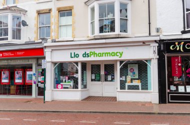 Prestatyn, İngiltere: Haziran 06, 2020: Akşam saatlerinde High Street 'in genel manzarası. Lloyds Eczanesi 'nin bir dalı görülebiliyor.