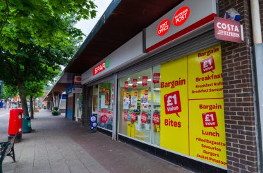 Prestatyn, İngiltere: Haziran 06, 2020: Akşam saatlerinde High Street 'in genel manzarası. Spar, bakkallarının bir şubesini işletiyor.