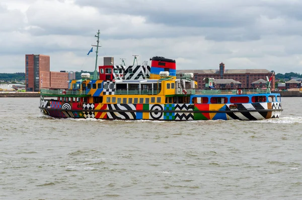 Wallasey, İngiltere: 23 Haziran 2020: Mersey Nehri üzerinde faaliyet gösteren bir yolcu feribotu Seacombe Rıhtımı 'ndan Liverpool' a doğru yola çıktı..