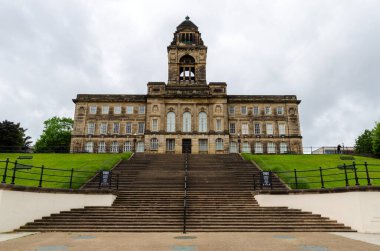 Wallasey, İngiltere: 23 Haziran 2020: Önünde The Memorial Gardens ile Wallasey Belediye Binası 96 Hillsborough kurbanına adanmıştır..