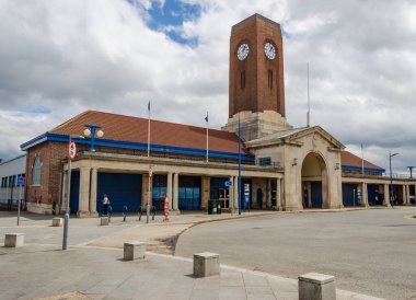 Seacombe, İngiltere: 23 Haziran 2020: Mersey üzerinden feribotun hareket ettiği ve vardığı feribot terminalinin genel bir görüntüsü.