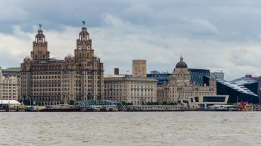 Seacombe, İngiltere: 23 Haziran 2020: Mersey Nehri üzerinden Liverpool Rıhtımı 'na bakan genel bir manzara. 