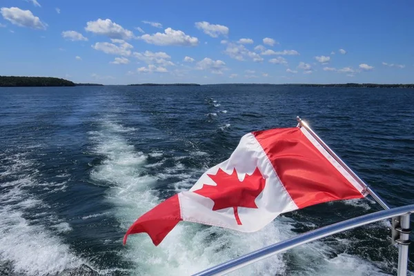 Drapeau Canadien Sillage Bateau Sur Lac — Photo