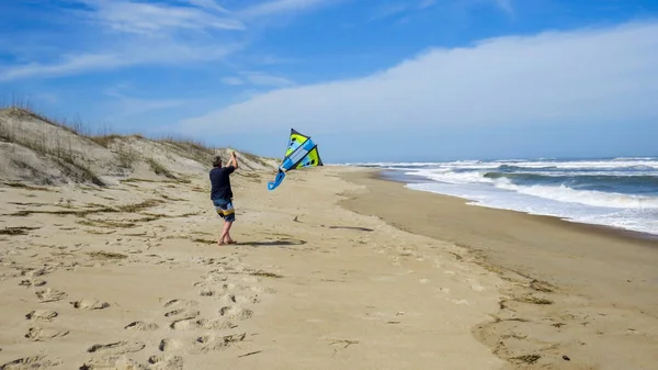 Людина Flying Кайт Пляж Сонячний День — стокове фото