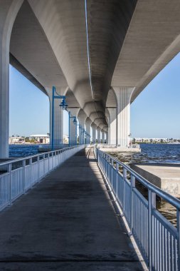 Stuart, Florida Roosevelt köprünün altından yaya yolu