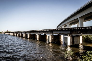 Demiryolu Köprüsü ve beton Karayolu Köprüsü