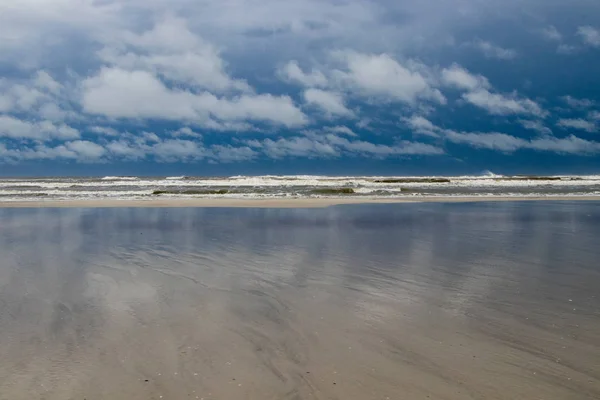 Хмари, хвилі і вода — стокове фото