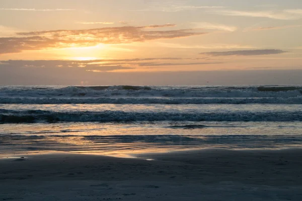 Východ slunce nad vlnami v Atlantickém oceánu — Stock fotografie