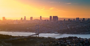 15 Temmuz şehit Köprüsü, Boğaziçi Köprüsü, gün batımı Istanbul, Türkiye'de Çamlıca Tepesi'nden