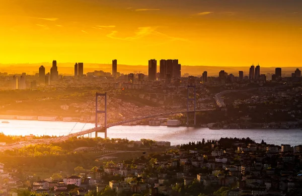 15 Temmuz şehit Köprüsü, Boğaziçi Köprüsü, gün batımı Istanbul, Türkiye'de Çamlıca Tepesi'nden — Stok fotoğraf