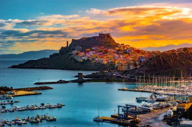 Castelsardo eski şehir - Sardunya - İtalya güzel sokak.
